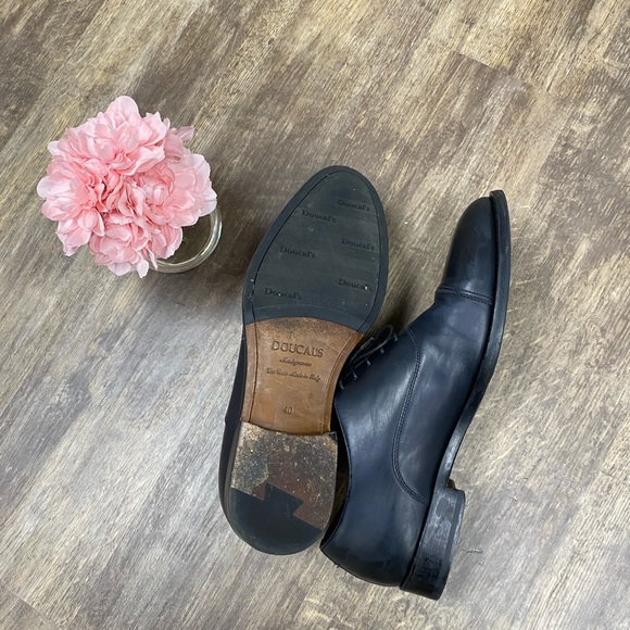 Doucal’s Classic Oxford Dress Shoes with Smooth Leather and Rounded Toe - Picture 12 of 16